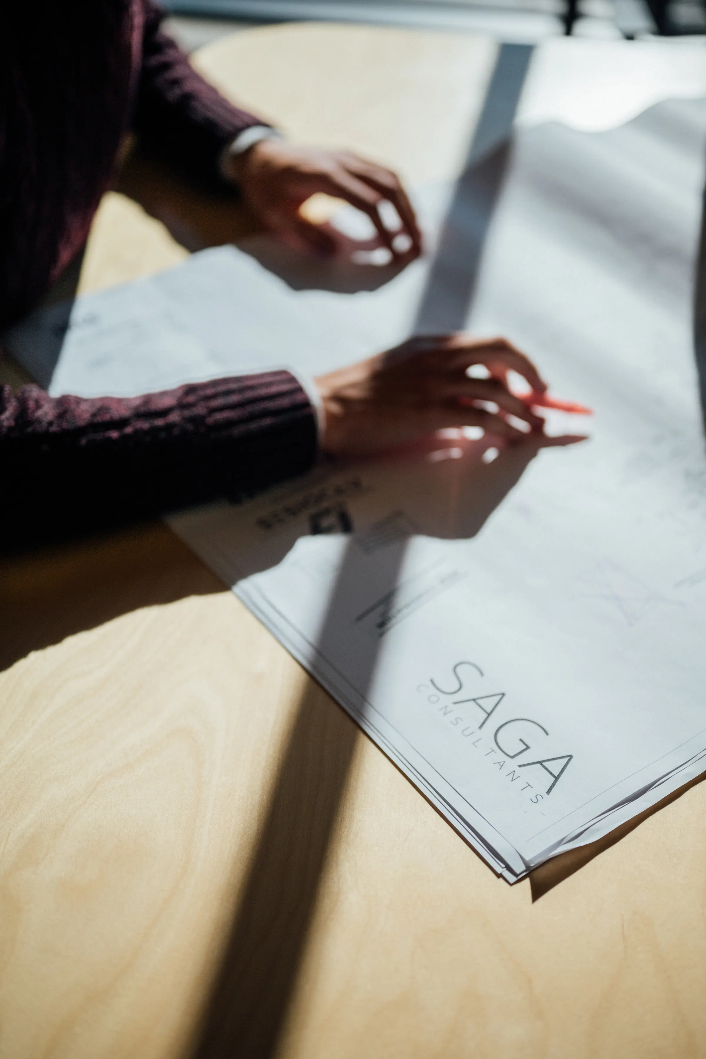 Plans de structure annotés sur une table de travail SAGA
