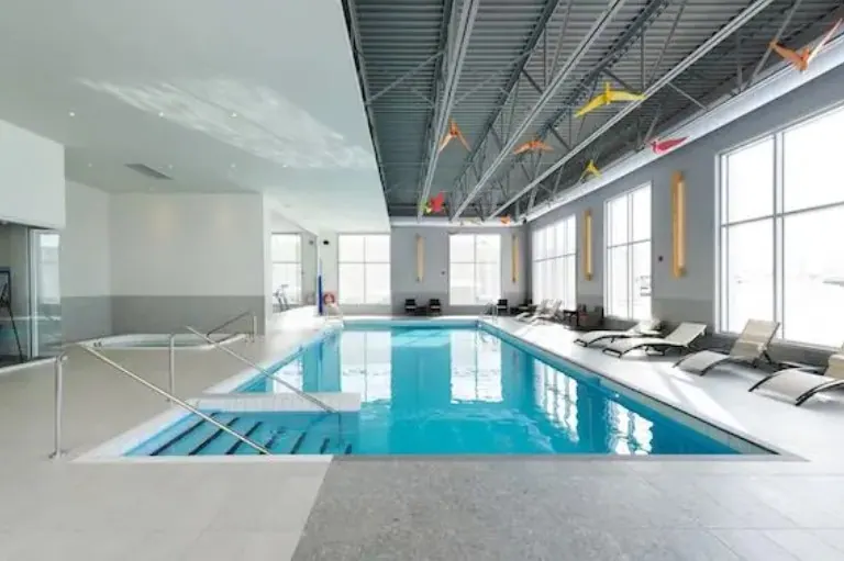 Piscine intérieure - Hôtel Delta — Construction d’une annexe au complexe de l’hôtel Delta de jonquière pour l’accueil d’une piscine intérieure et des équipêments connexes.