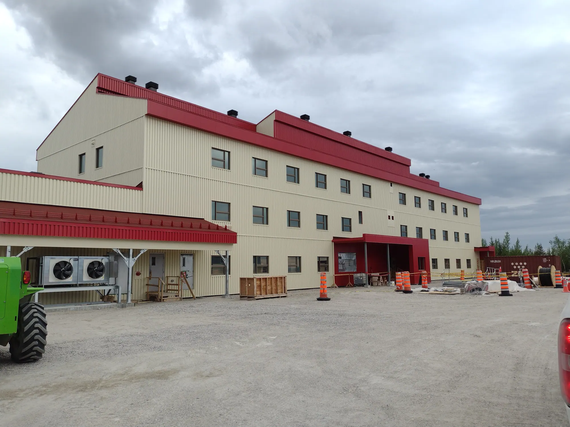 Résidence D — Construction d’un bloc résidentiel de 71 chambres destinées à l’usage des travailleurs. Le bâtiment est fait de modules préfabriqués pour accélérer l’exécution au chantier et limiter les besoins en main-d’œuvre désentralisée.