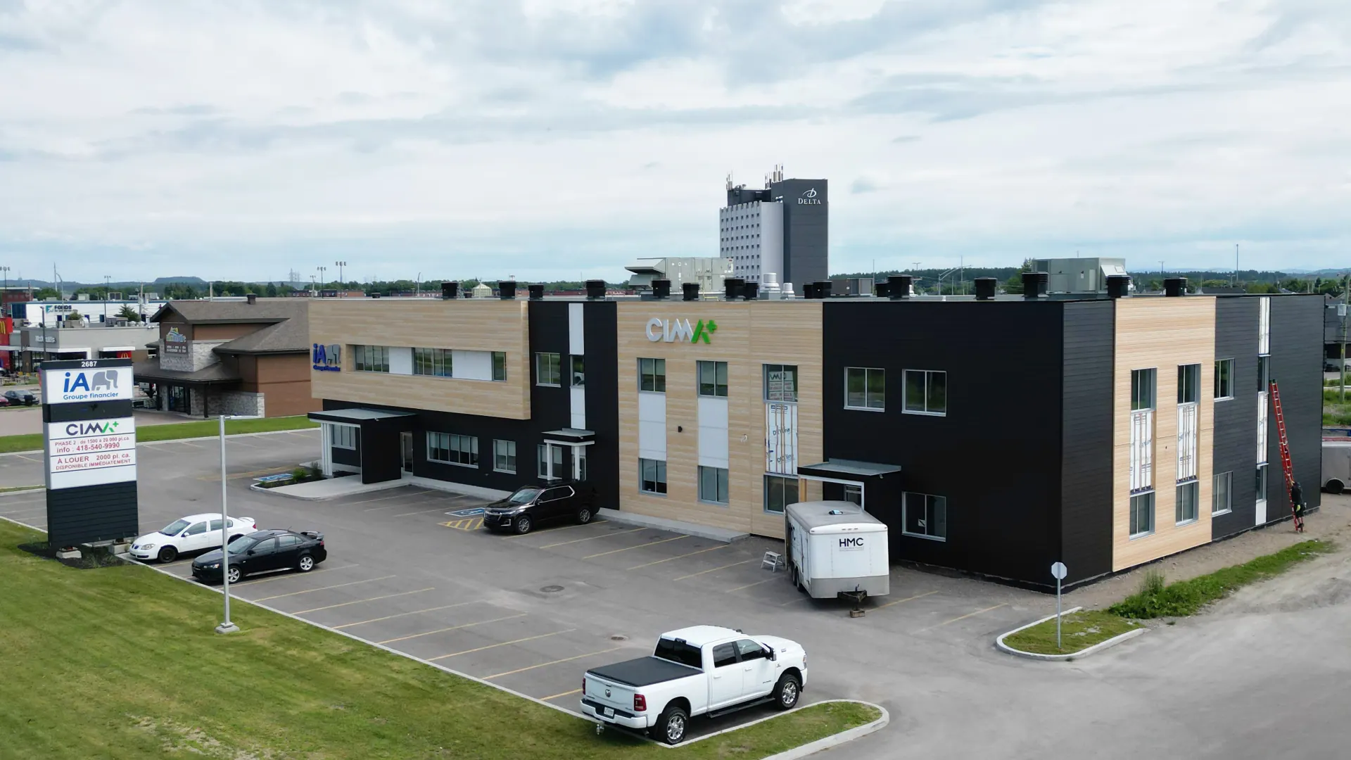 Quadrilatère du Royaume — Construction d’un nouvel édifice à bureau situé dans le secteur commercial du Faubourg Sagami, à Jonquière. Le nouveau bâtiment comprend 2 niveaux et est fait d’une charpente en ossature légère préfabriquée et optimisée pour les besoins du projet.