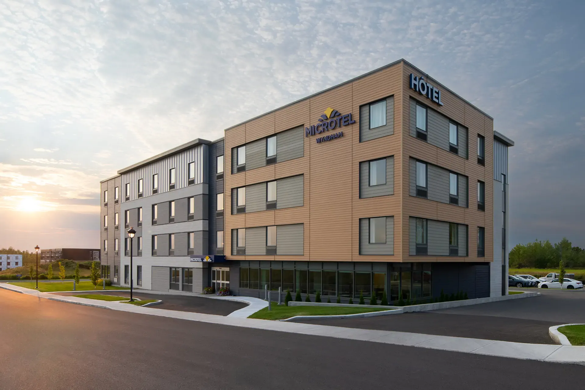 Microtel Lachute — Nouvel hôtel de 72 chambres sur 4 étages à Lachute, construit en modules préfabriqués hors-site.