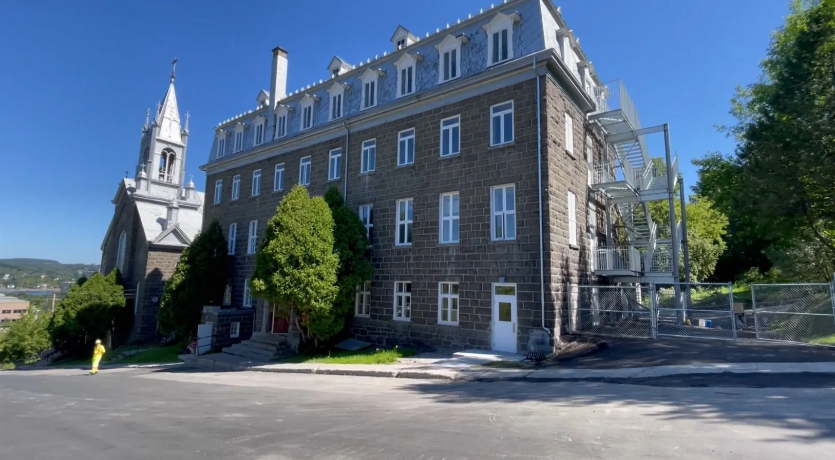 Maison d’accueil pour sans-abri — Conversion d’un bâtiment patrimonial religieux pour y installer 36 chambres vouées à l’accueil des sans-abris du secteur.