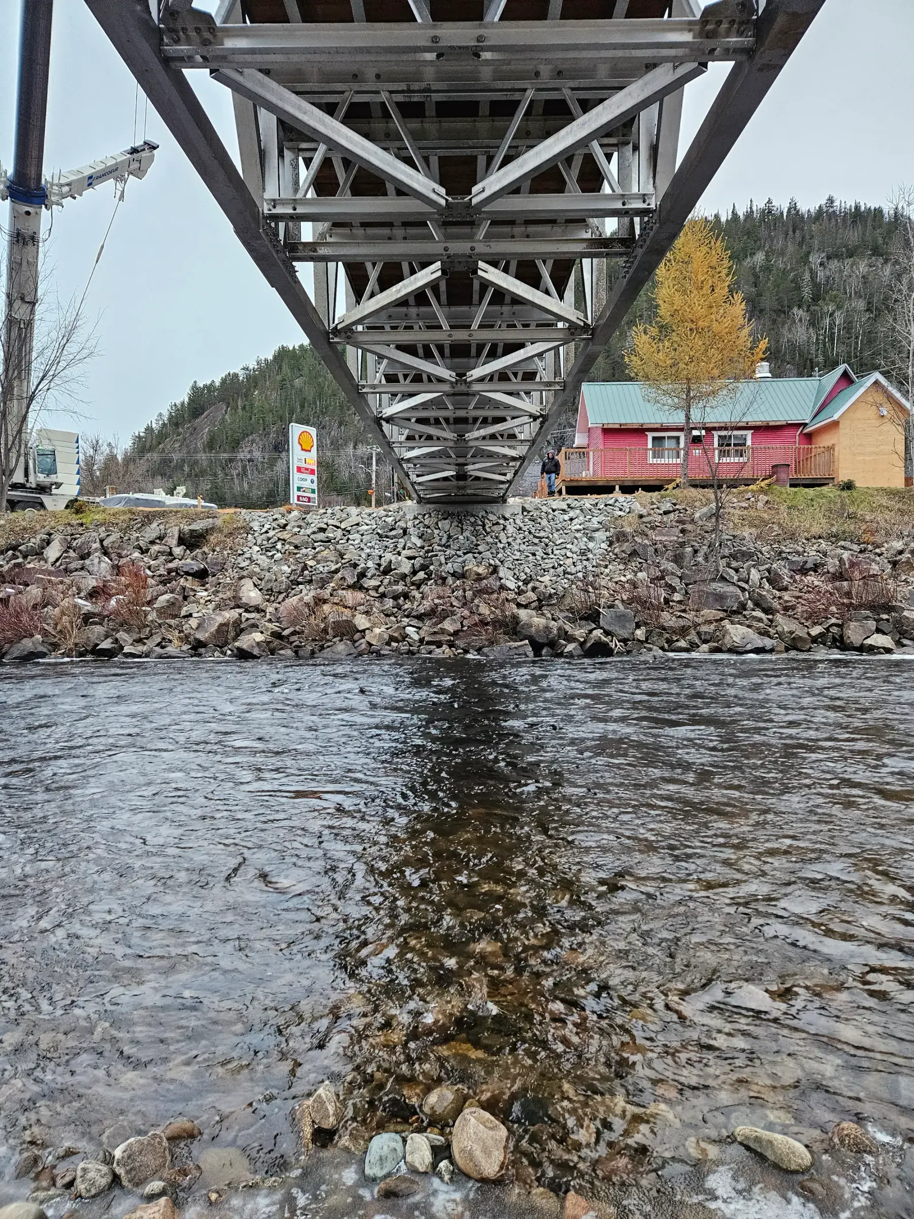 Réaménagement du cœur du village — Aménagement de nouvelles installations urbaines dans le cœur du village de Petit-Saguenay. Le projet incluait entre autre la construction d’une nouvelle passerelle piétonne de 50 mètres enjambant la rivière Petit-Saguenay et la construction de 2 pavillons communautaires.