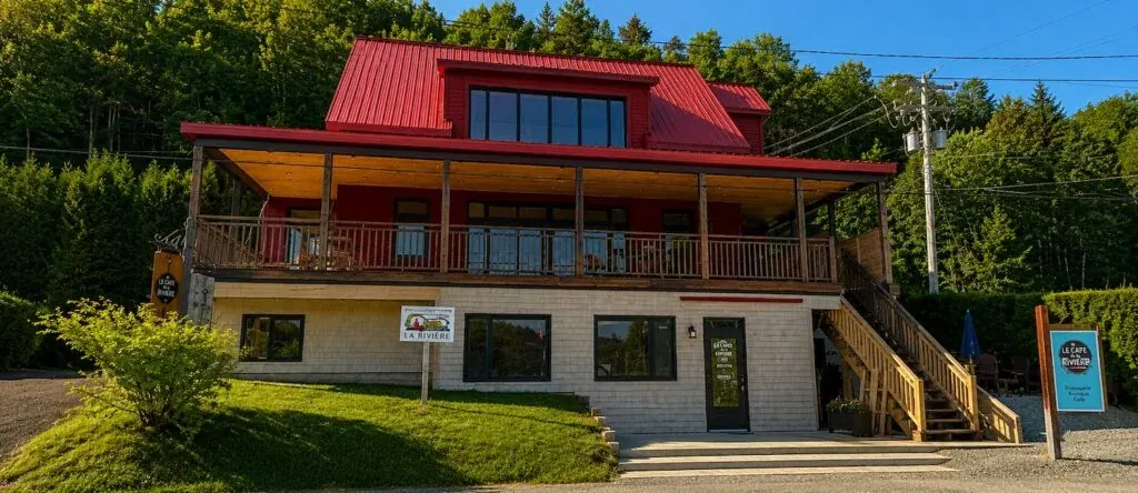 La Maison du Quai — Reconstruction d’un bâtiment abritant divers commerces après un incendie. Le projet prend place en face du quai du village de L’Anse-St-Jean.