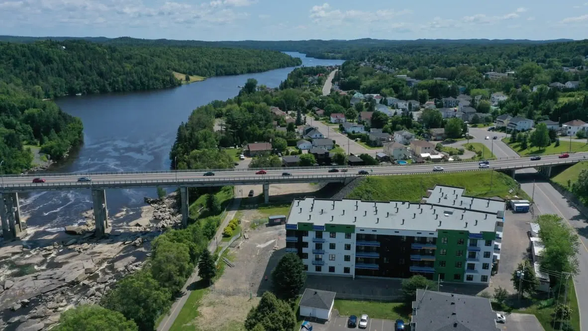 Logements Coderr - Alma — Construction d’un bâtiment de 60 logements à prix modiques à Alma dans le cadre de l’initiative des logements abordables du Groupe Coderr, visent entre autres à favoriser l’inclusion sociale, réduire l’itinérance, soutenir le développement économique local.